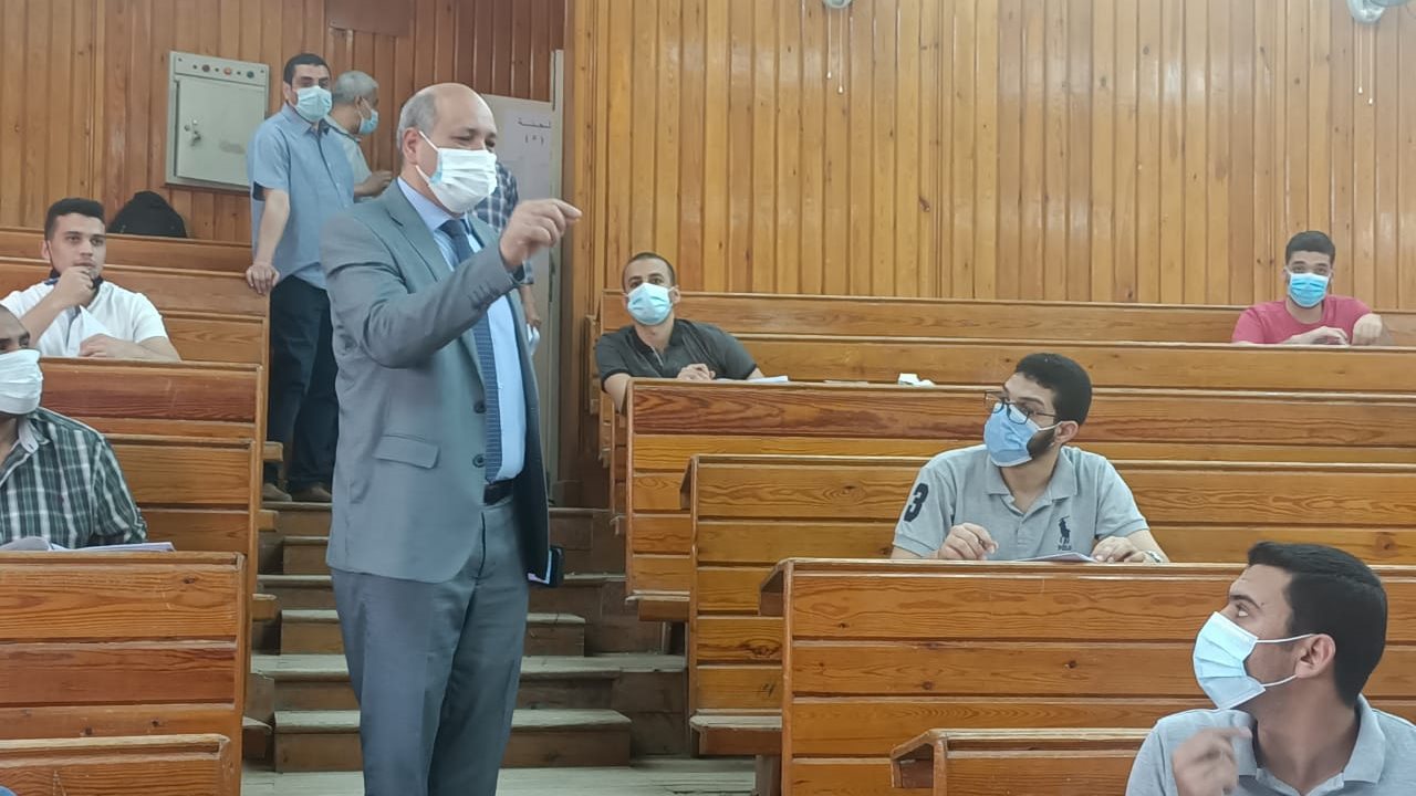 عميد طب الأسنان يتفقد لجان امتحانات بأسيوط 