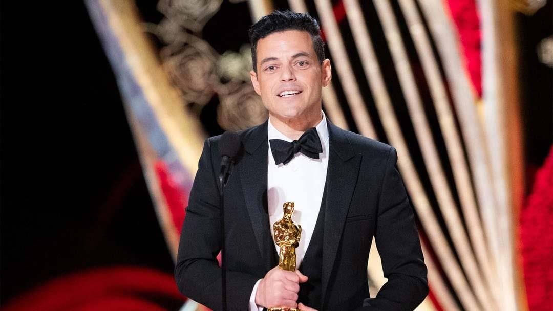 رامي مالك يحمل جائزة الأوسكار