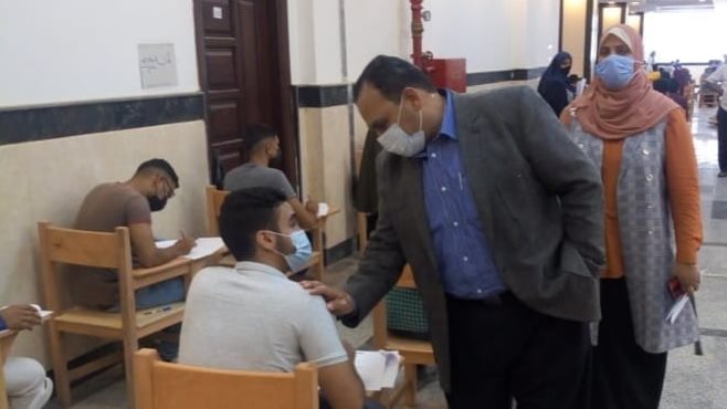الدكتور تامر سمير نائب رئيس جامعة بنها يتفقد الامتحانات