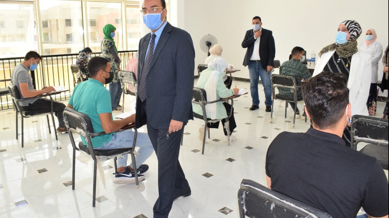 رءيس جامعة العريش يتابع سير الامتحانات 
