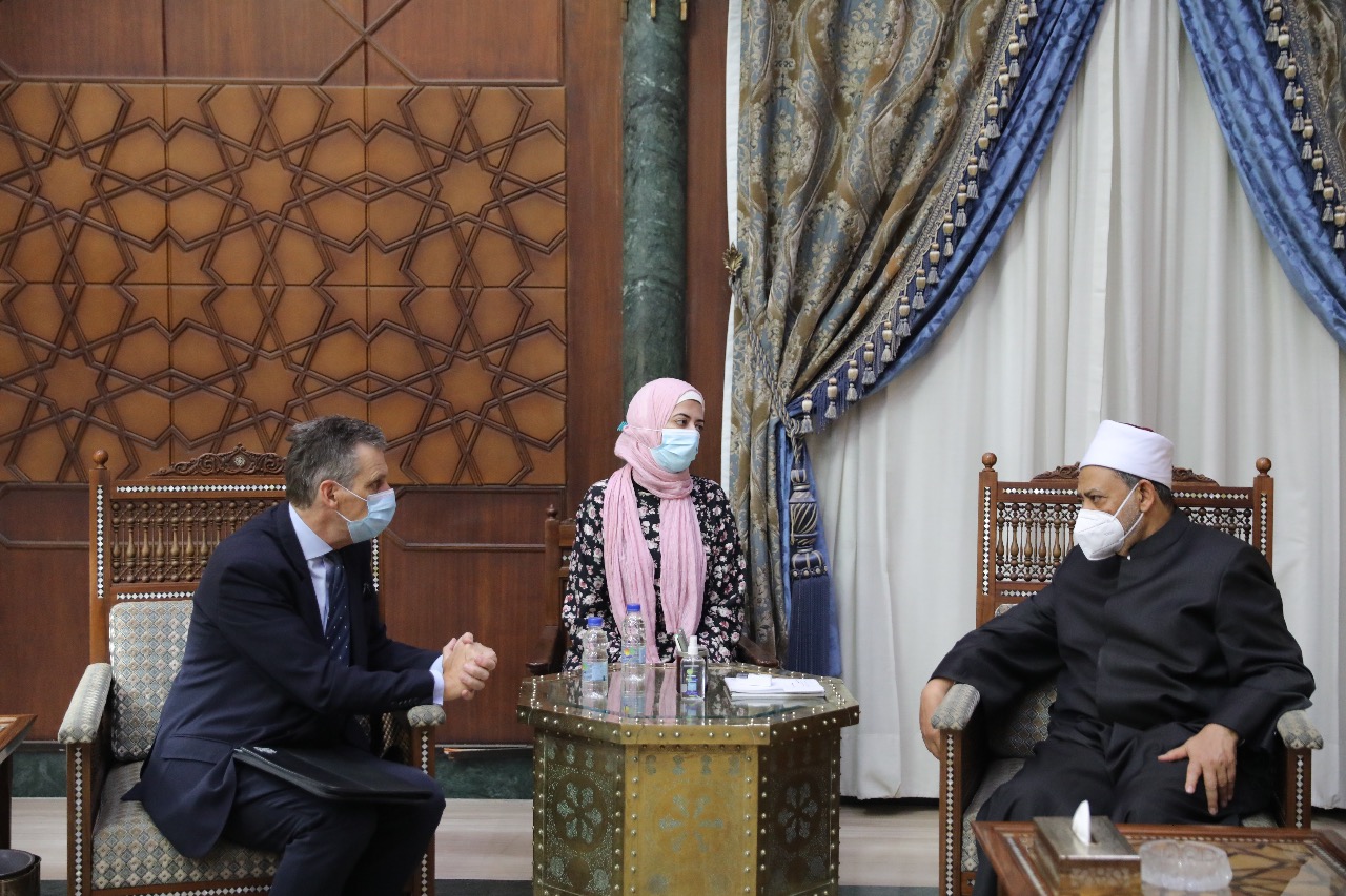 الإمام الأكبر يتسلم دعوة رسمية لحضور قمة قادة الأديان