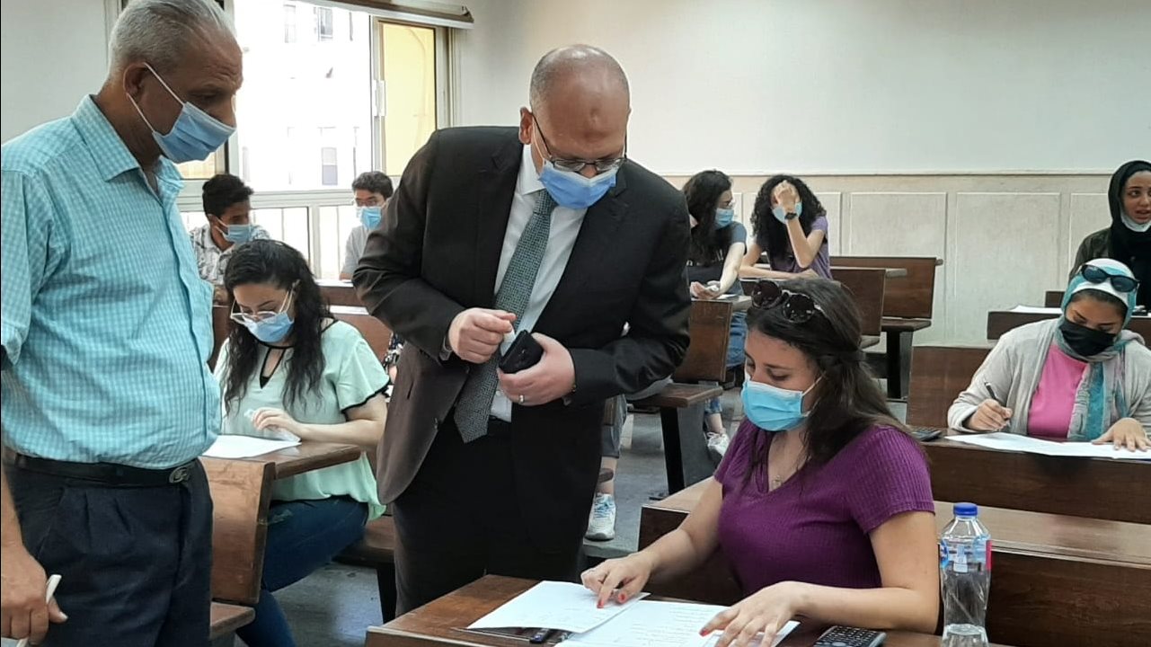 عميد كليه التجارة جامعه عين شمس يتفقد متابعه سير الامتحانات