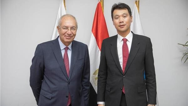 السفير هونج جين ووك والمهندس يحيى زكي