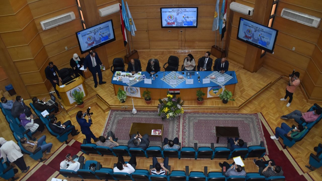 «تجارة طنطا» تنظم ندوة تعريفية للمنح الدراسية للطلاب والباحث