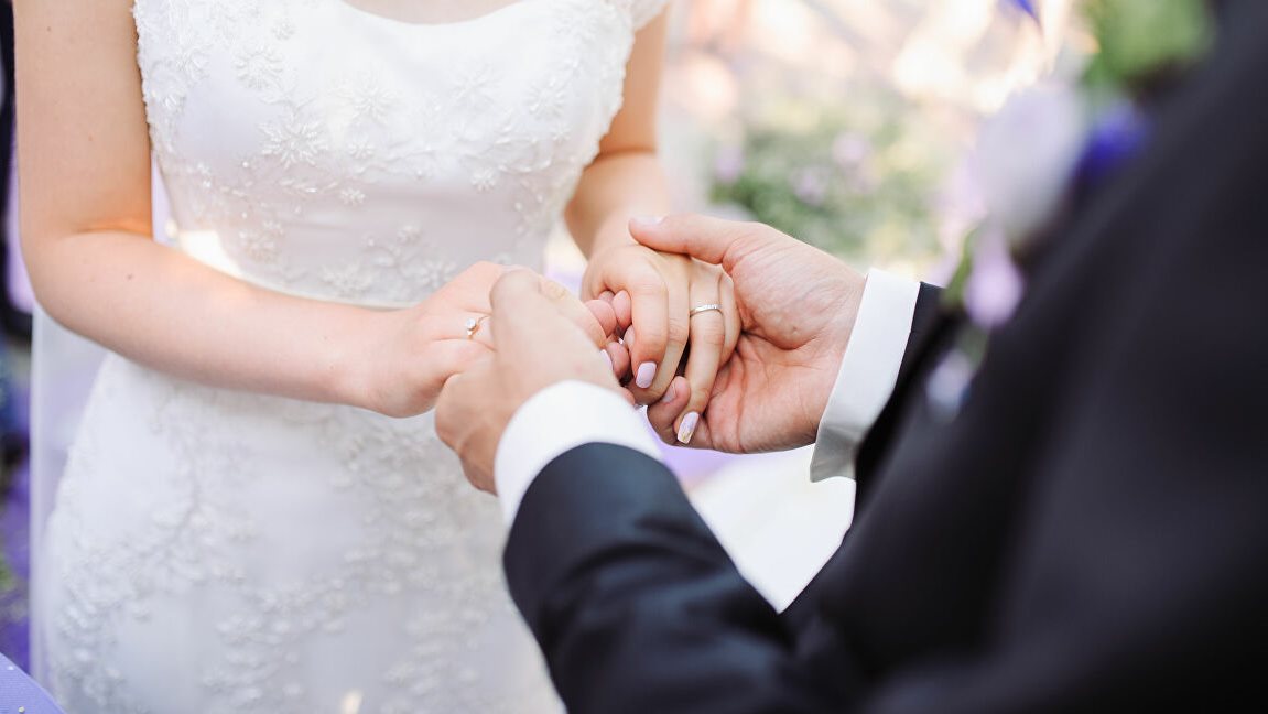 شاب يكتشف بالصدفة زواج زوجته من رجل آخر