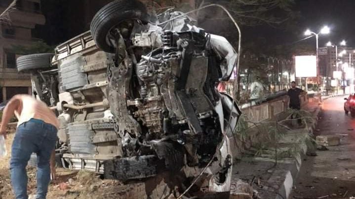 بسبب السرعه الجنونية ..إصابة سائق ونجاه أخر في حادث انقلاب 