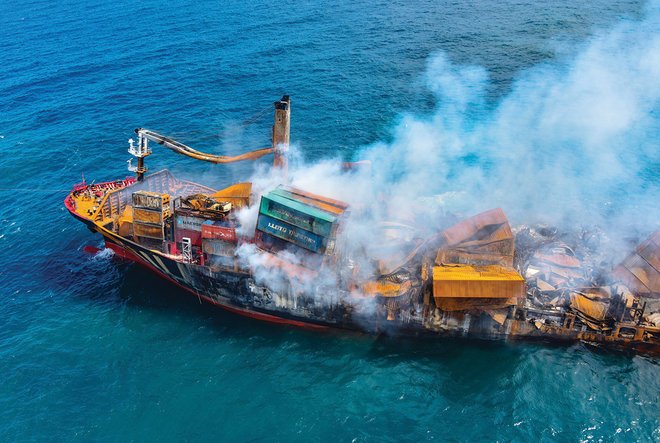 حرق سفينة حاويات