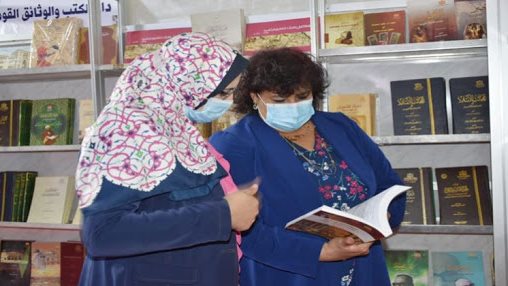وزيرة الثقافة مع رئيس دار الكتب 
