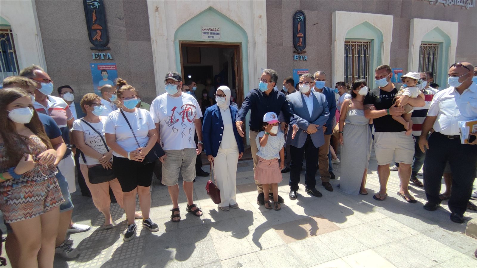 وزراء الطيران والسياحة والصحة يتفقدون مركز سحب عينات تحليل