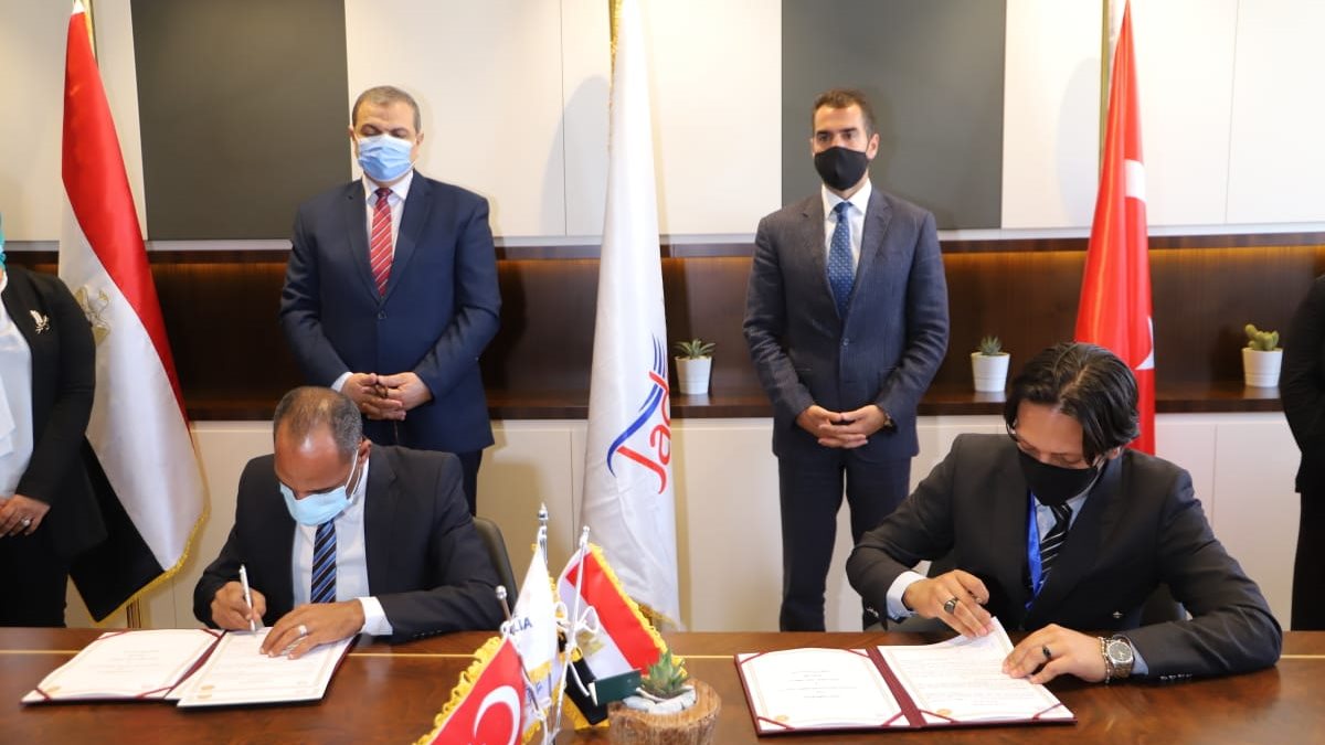 سعفان يشهد توفيع بروتوكول مع شركة عالمية لتصنيع الملابس