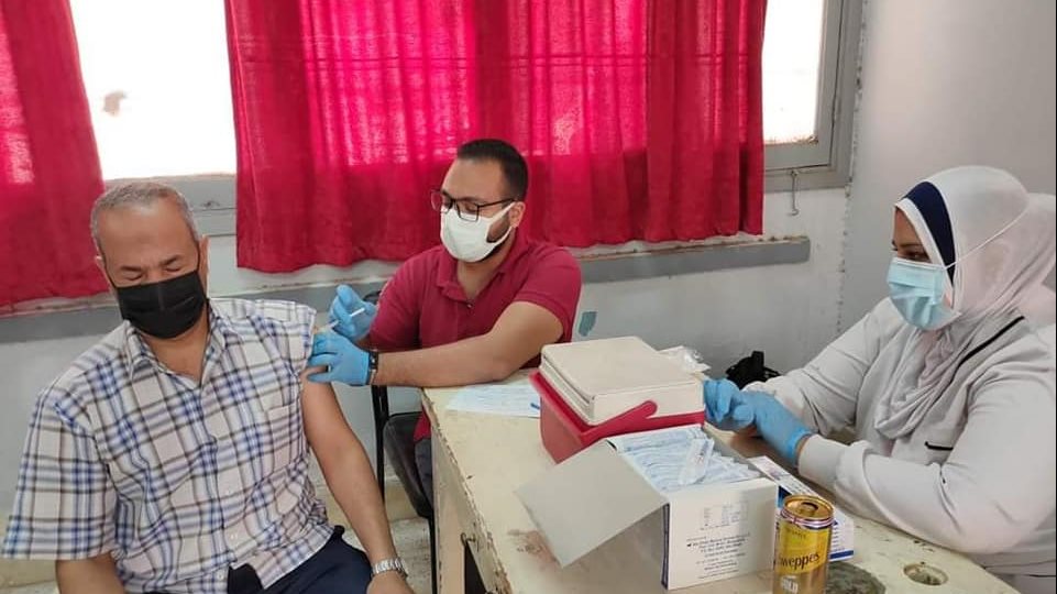  معلمي القاهرة يتلقون لقاح كورونا 