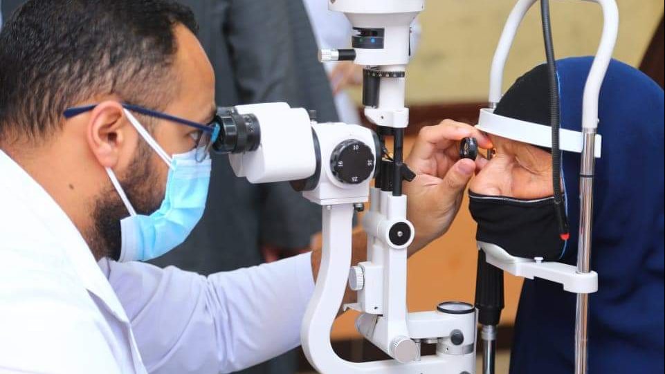 احد اطباء العيون أثناء توقيع الكشف الطبى