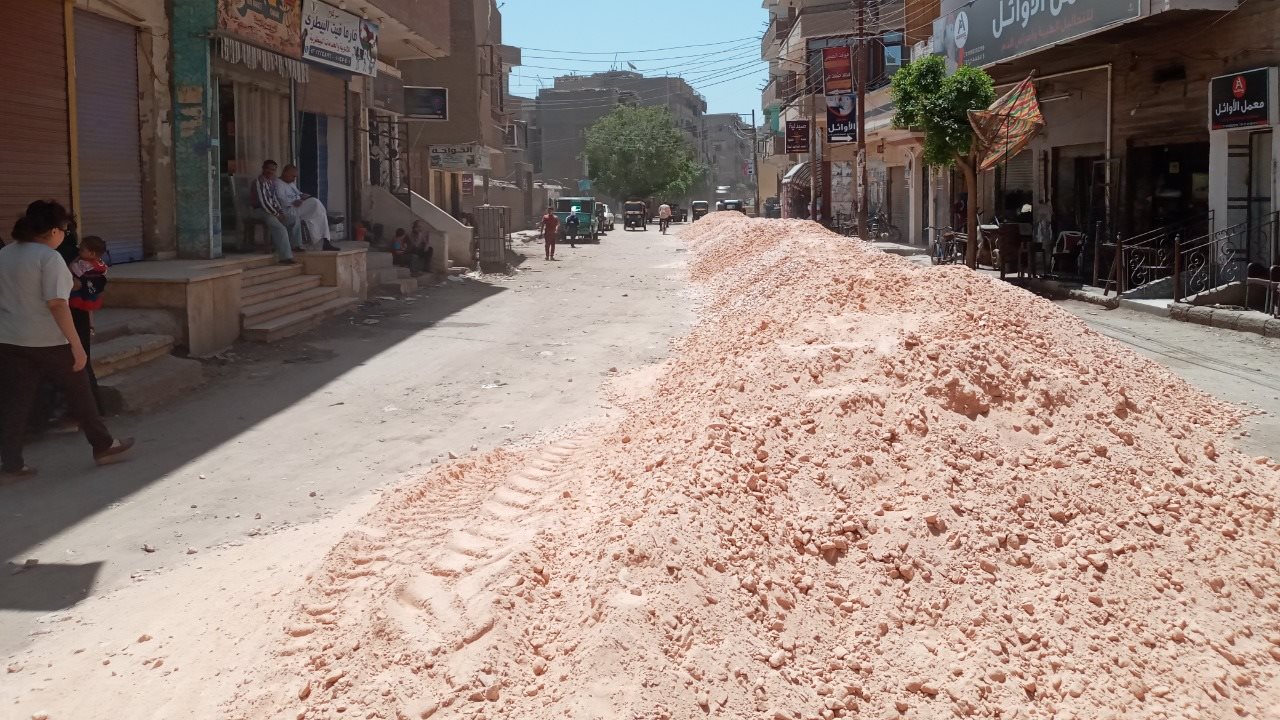 أعمال الرصف بطرق القوصية 
