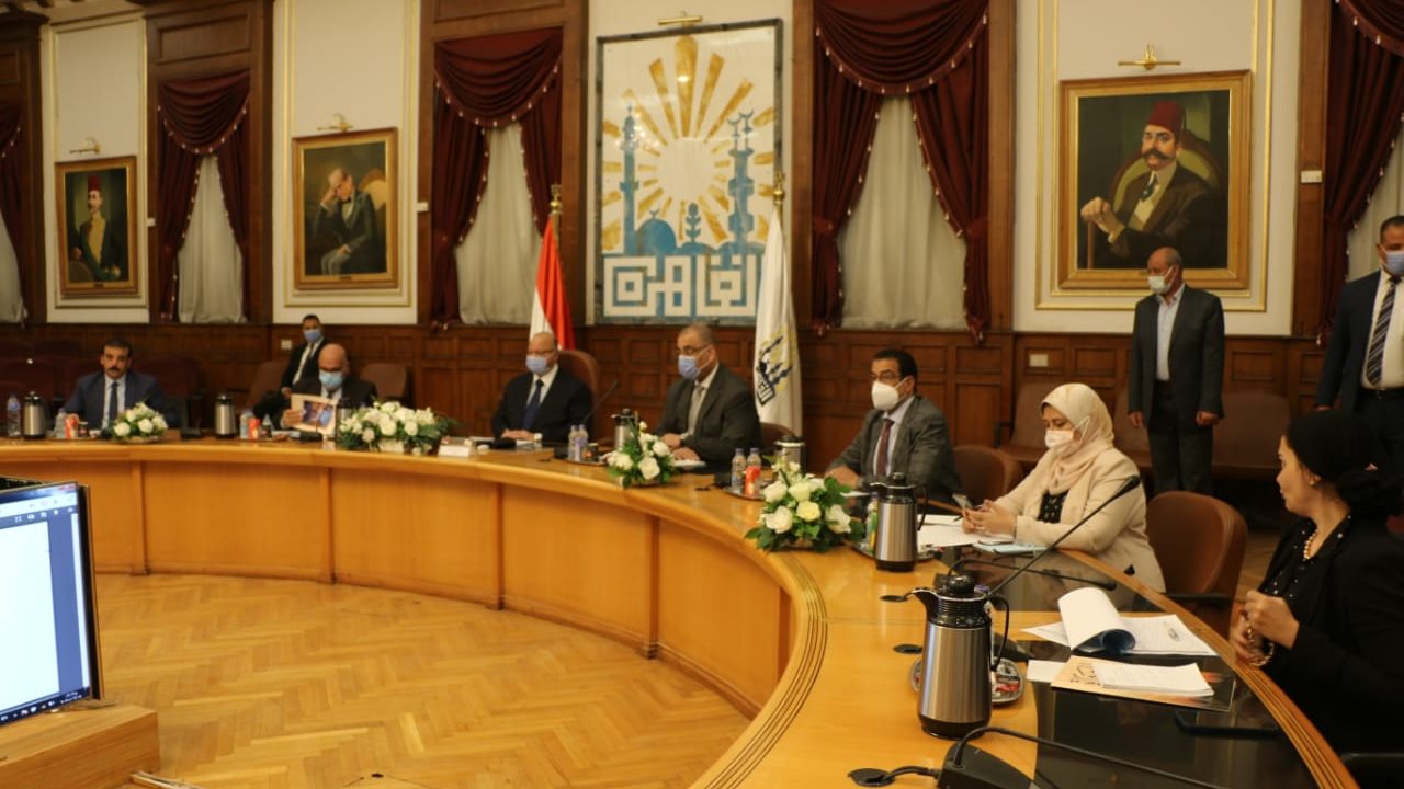 محافظ القاهرة خلال اللقاء