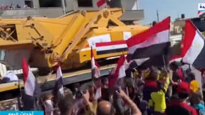 المعدات المصرية في غزة لبدء الإعمار 