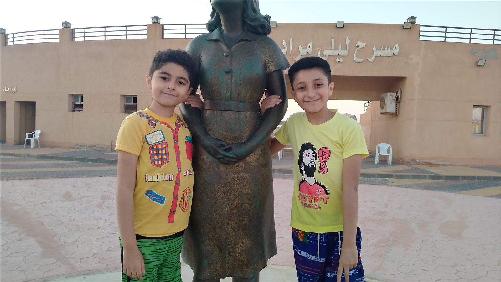 الأطفال وزوار المحافظة يحرصون على التصوير بجانب تمثال ليلي م