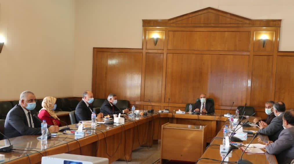 وزير الرى يجتمع مع قيادات الوزارة