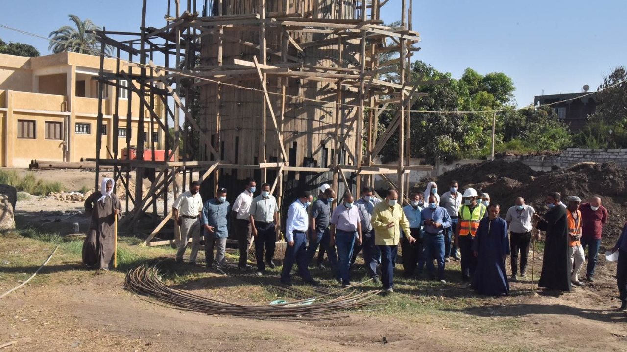   محافظ أسيوط يتفقد أعمال انشاء محطة رفع صرف التناغة 
