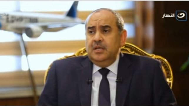 الطيار محمد منار عنبة ، وزير الطيران المدني 