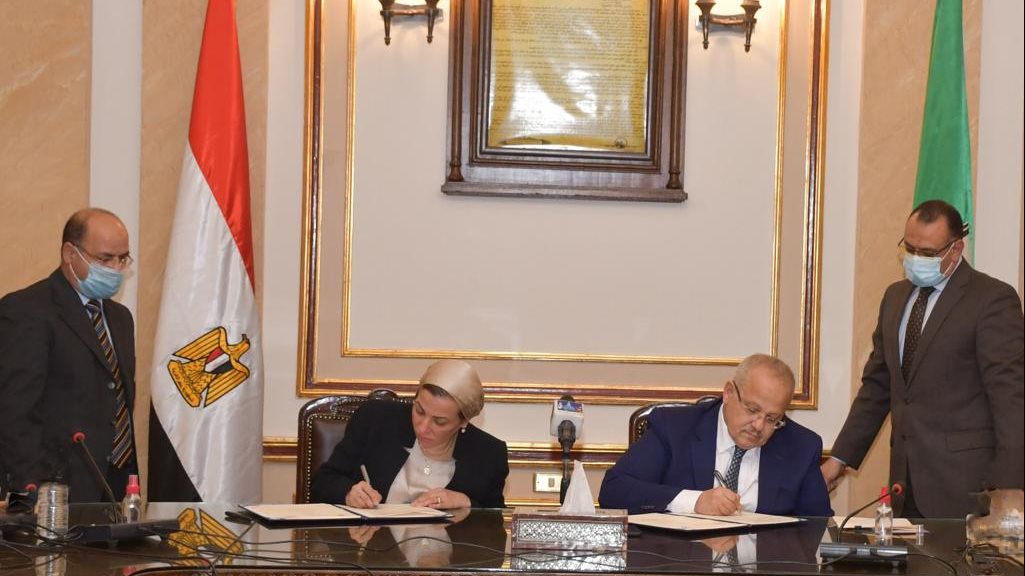 وزيرة البيئة مع رئيس جامعة القاهرة 