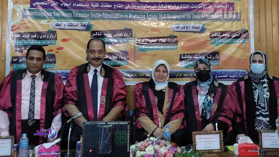 الباحثة وسط لجنة الحكم والمناقشة