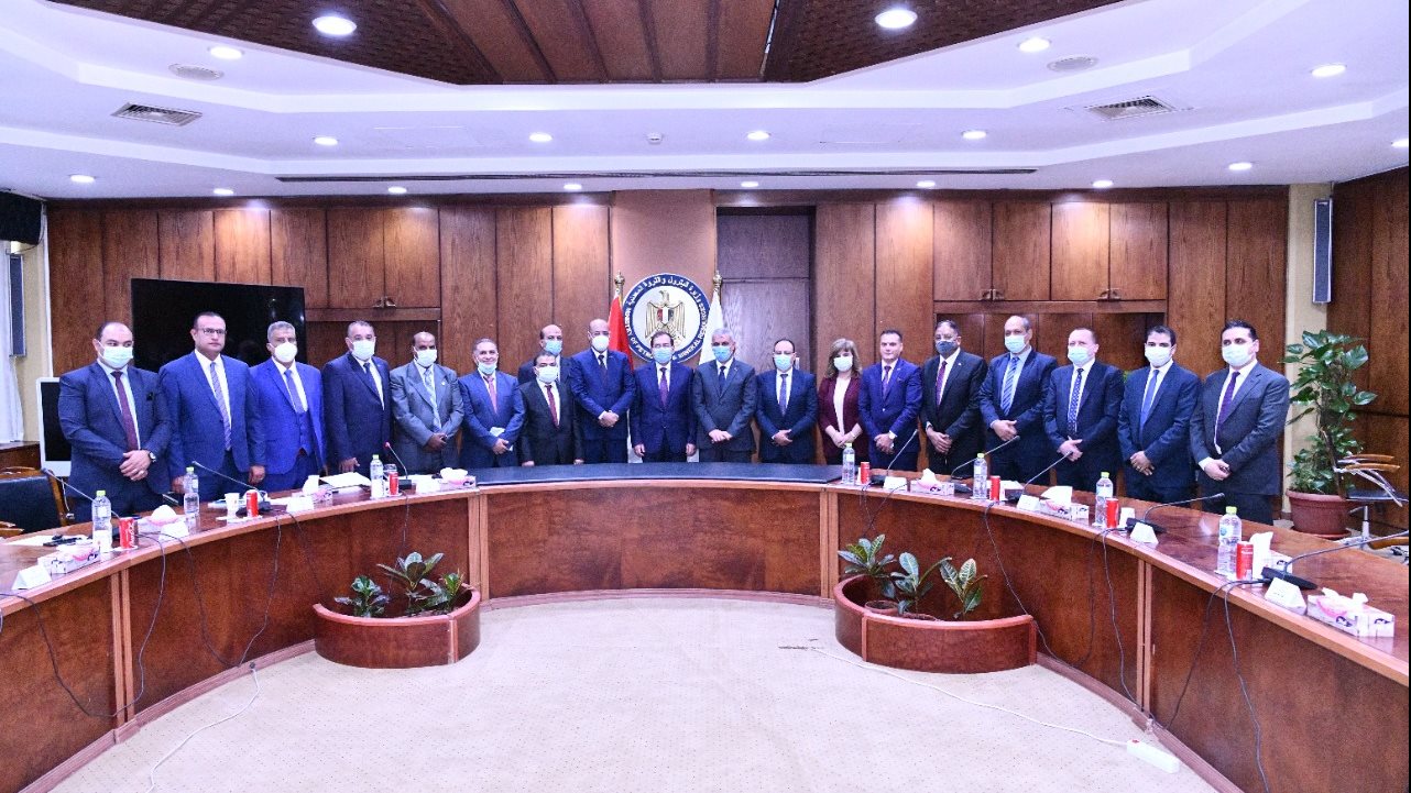 وزير البترول مع اعضاء مجلس النقابة العامة للعاملين