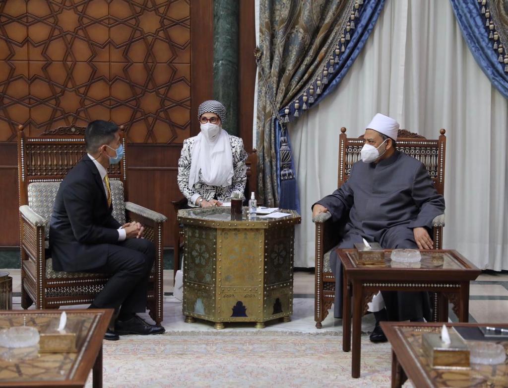الإمام الأكبر يثني على نشاط السفير التايلاندي مع أبناء وطنه
