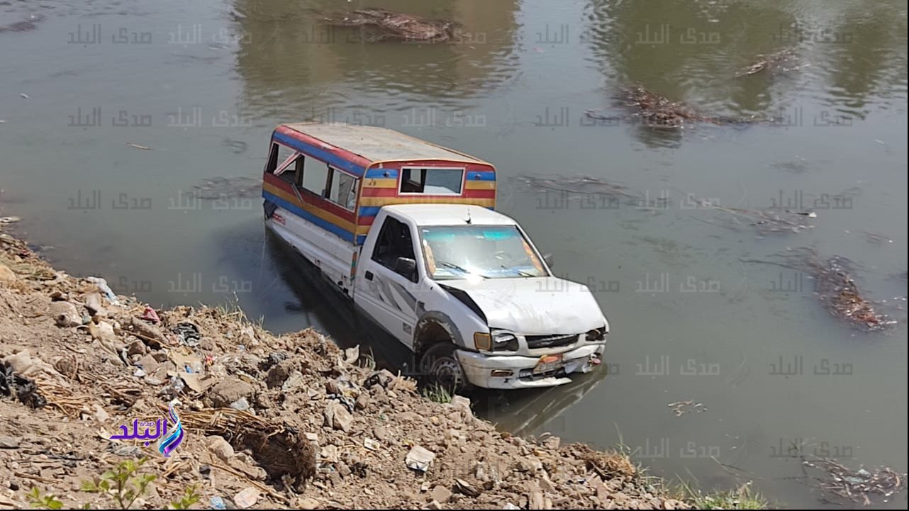 صورة السيارة اثناء وقوعها بالترعة