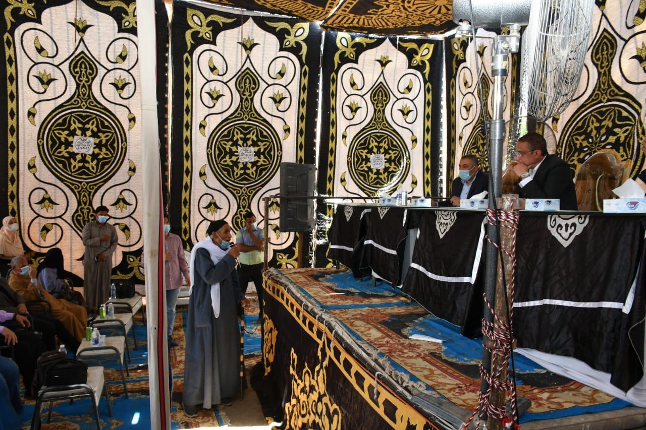 محافظ الفيوم اثناء الحوا ر المجتمعى