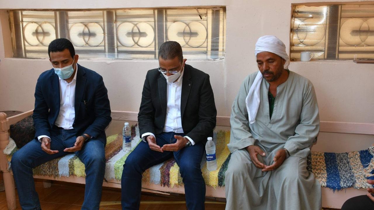 محافظ الفيوم أثناء تأدية واجب العزاء لاسرة الشهيد