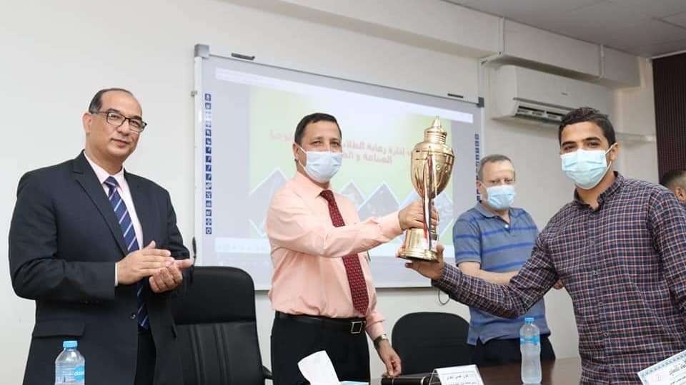 الدكتور الخولي يكرم أبناء الجامعة المتميزين