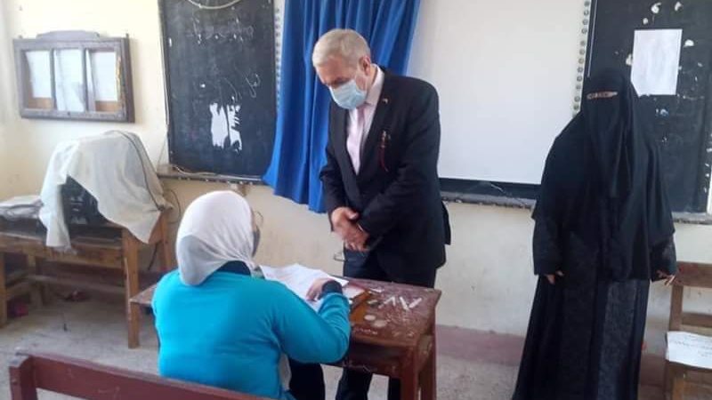 وكيل تعليم الاسماعيلية أثناء تفقد اللجان 