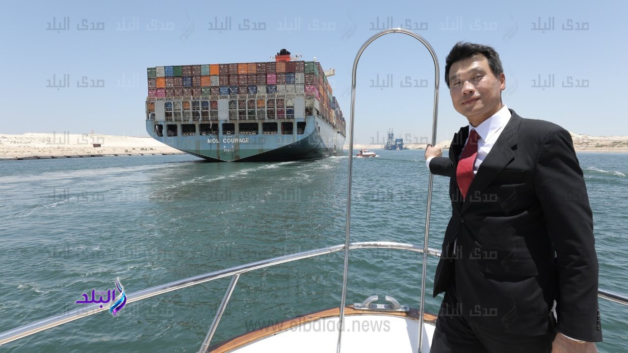 السفير الكوري خلال جولته بقناة السويس 