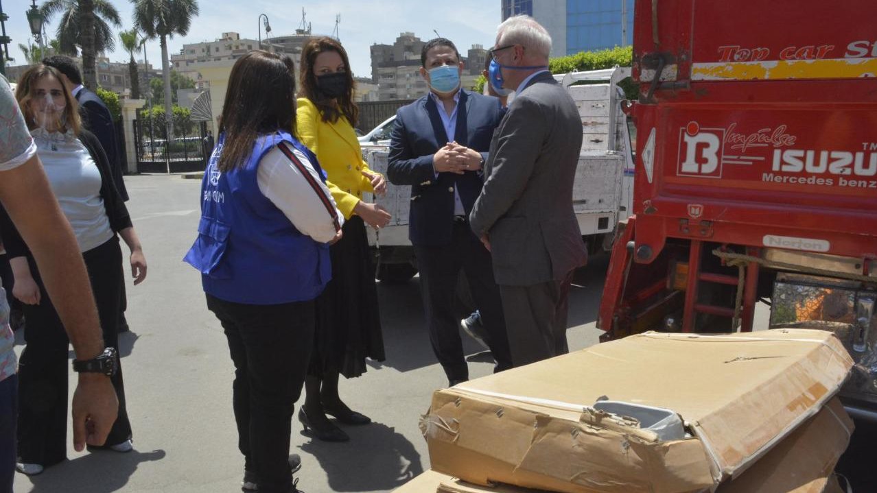 نائب محافظ الجيزة تتسلم الأجهزة الطبية 