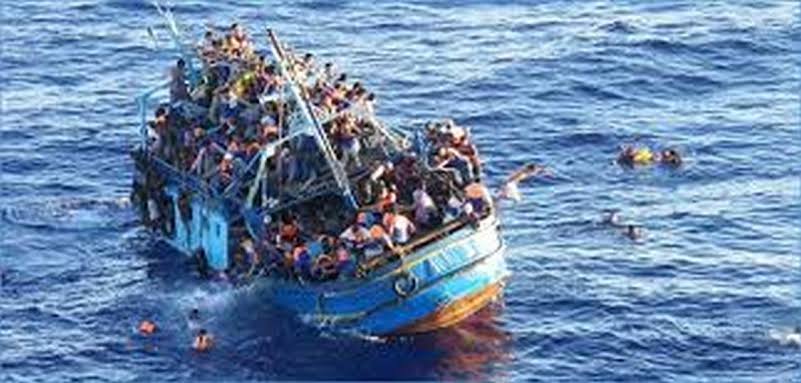 البحرية التونسية تُنقذ 54 مهاجرا إفريقيا من الموت غرقا 
