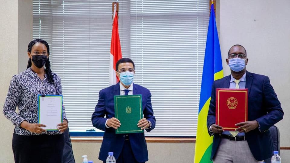 السفير المصري في كيجالي يوقع على مذكرة تفاهم 