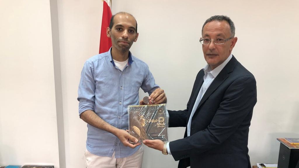 الشاب مع الرئيس التنفيذي للمتحف 