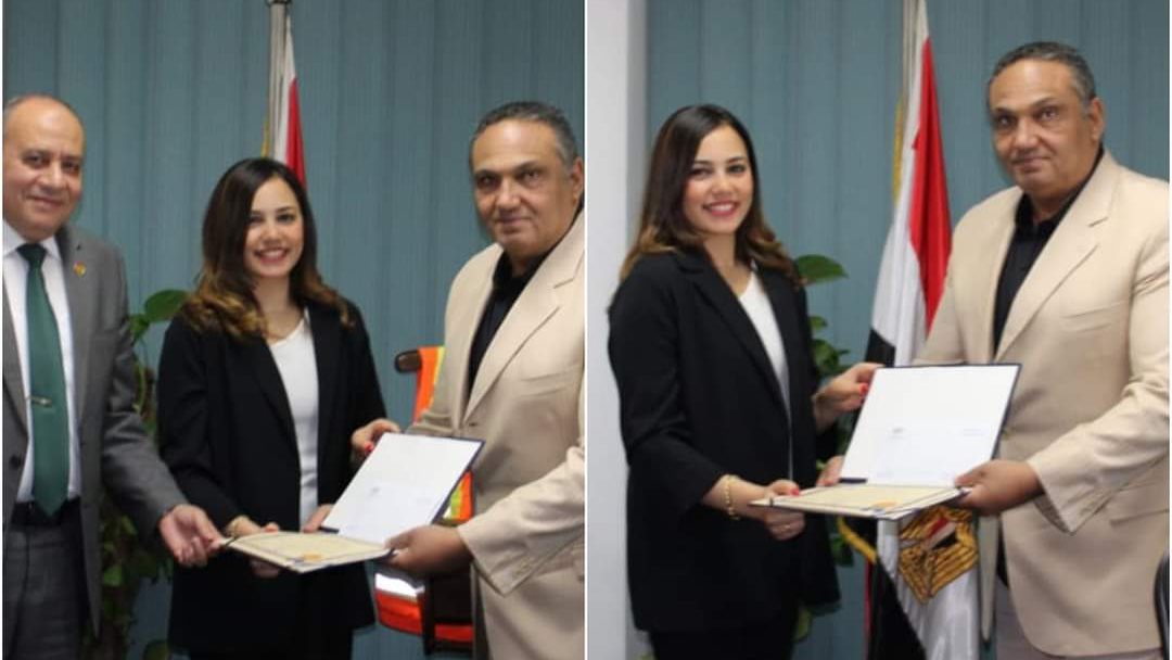 تكريم الموظفة 