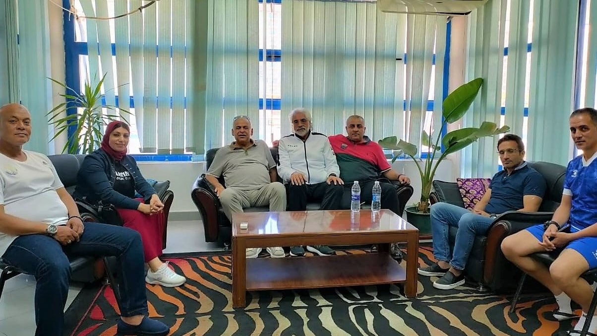 رئيس سموحة خلال اجتماعه بالجهاز الفني  رئيس سموحة خلال اجتماعه بالجهاز الفني