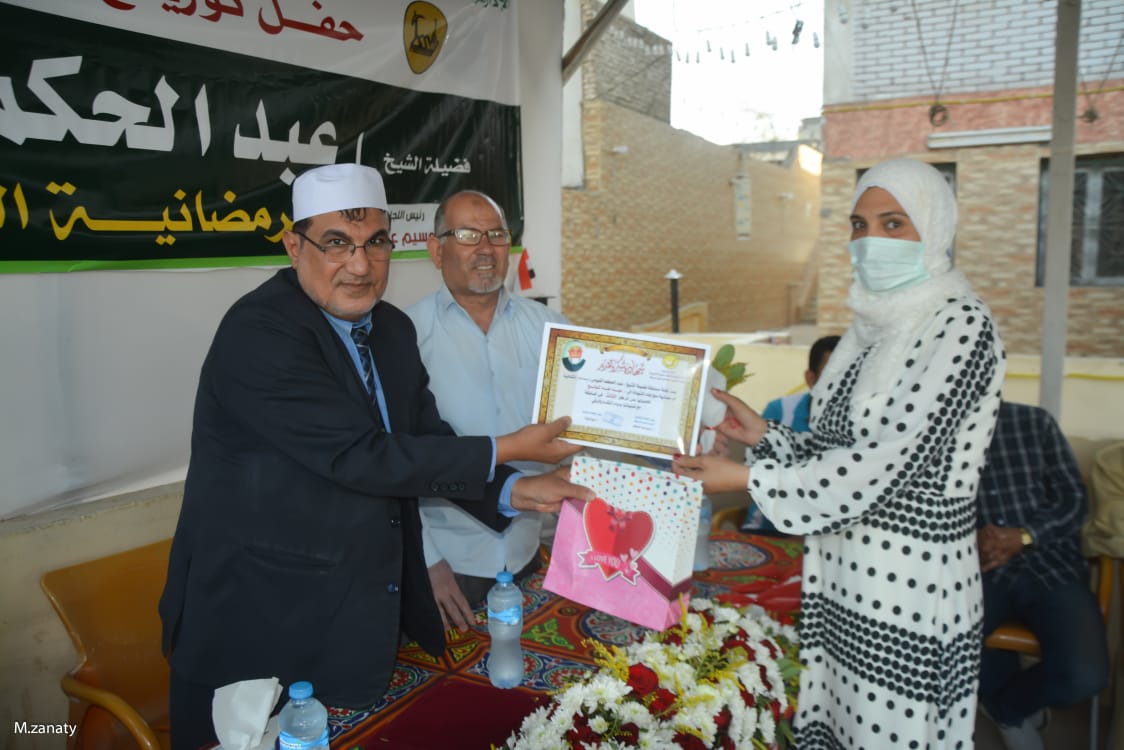 عميد كلية الدراسات الإسلامية يكرم الفائزين 