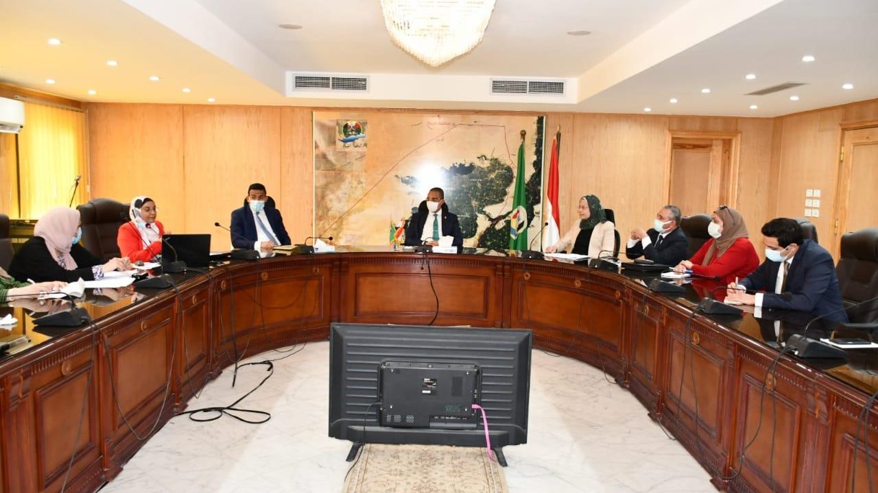 محافظ الفيوم أثناء الاجتماع مع أعضاء المجلس الاقليمى للسكان