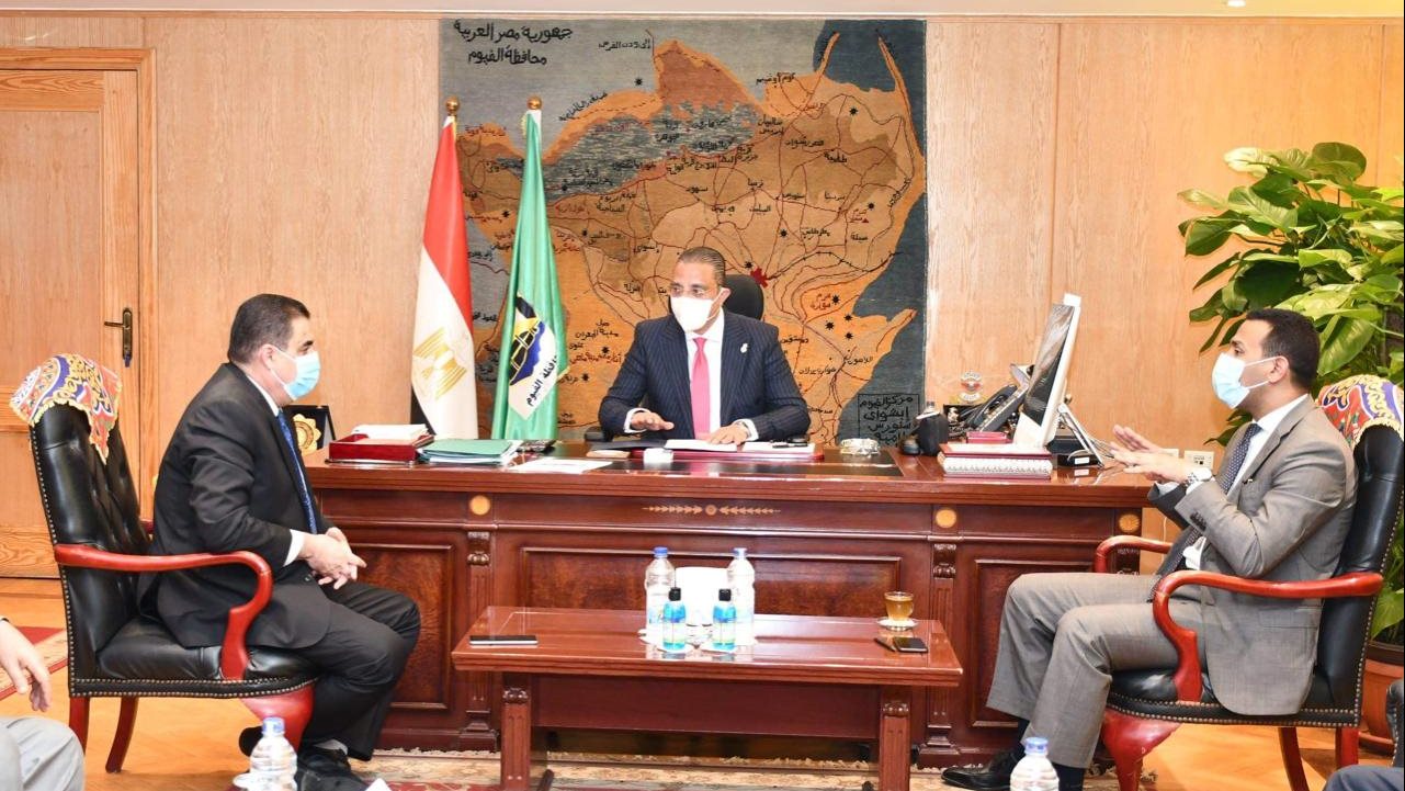 محافظ الفيوم أثناء لقائه مع رئيس هيئة الاوقاف المصرية 