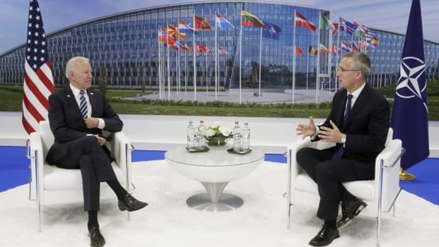 جو بايدن والأمين العام لحلف الناتو في قمة بروكسل