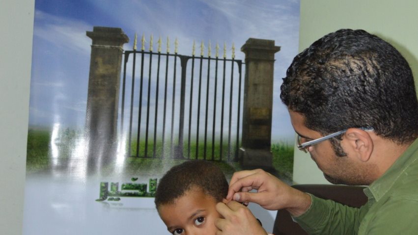 أطباء الاورمان أثناء تركيب سماعات الاذن