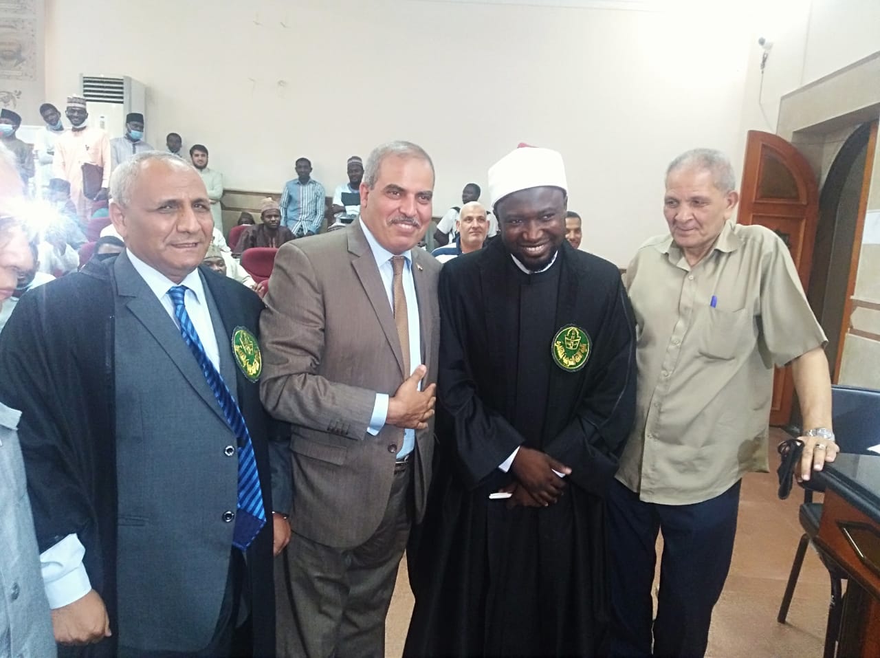الباحث النيجيري مع رئيس جامعة الأزهر