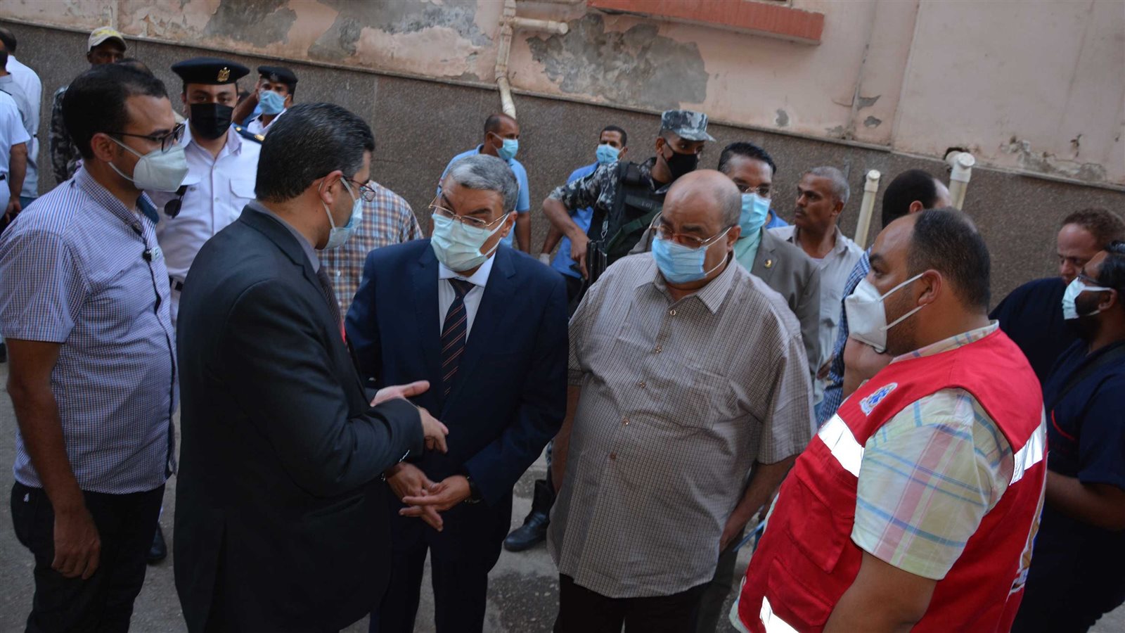 محافظ المنيا يتابع حالة المصابين 