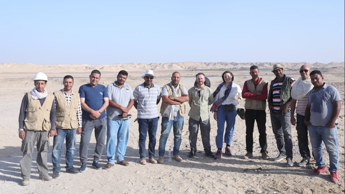 فريق التصوير بالقانة أثناء التصوير  فريق التصوير بالقانة أثناء التصوير