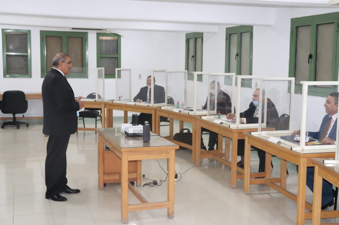 رئيس جامعة الأزهر يتفقد دورة التخطيط 