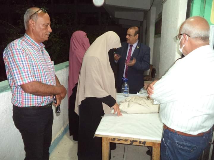 وكيل الوزارة يتابع توزيع أسئلة الدبلومات