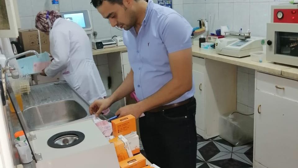 اعضاء الحملة فى احد المعامل الطبية